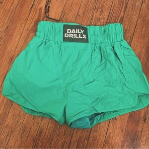 DAILY DRILLS green shorts